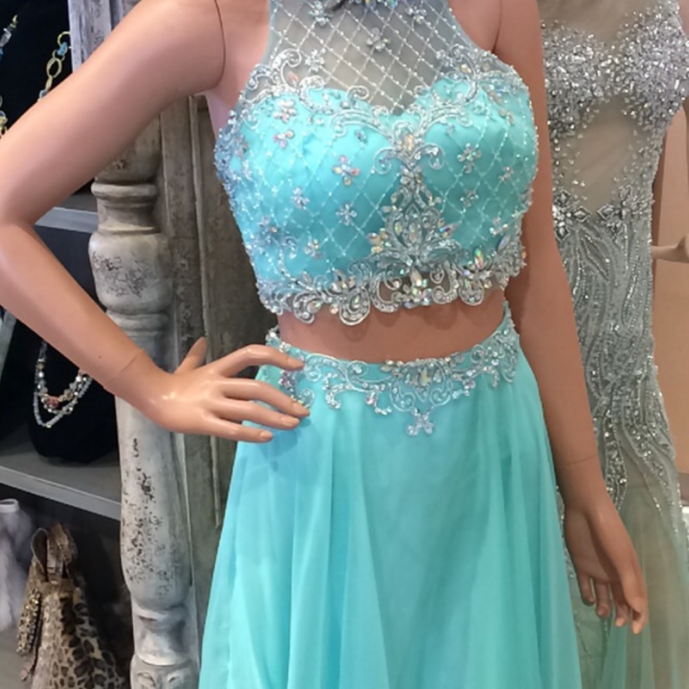 Prom Dresses - Picture 4 of 5
